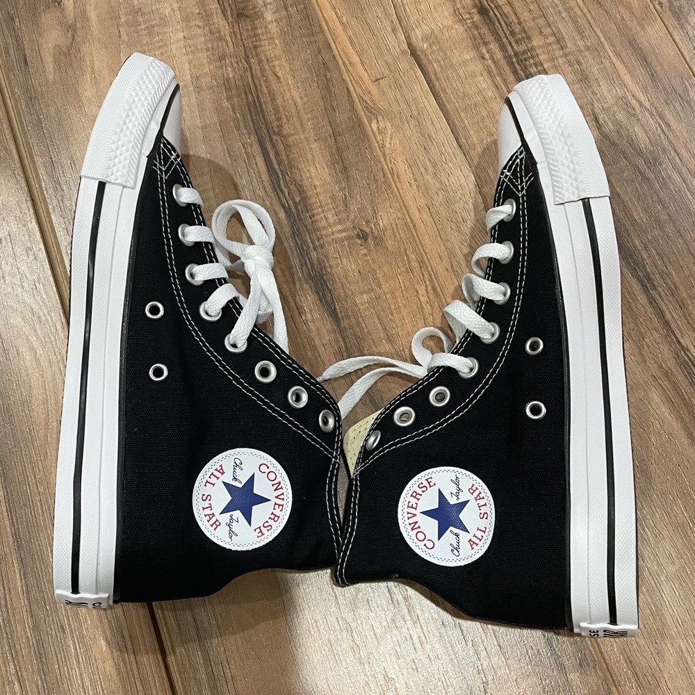 High Top Converse Unisex Men’s Size 7 Women’s Size 9